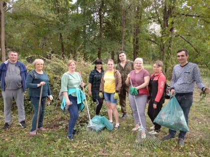 15 сентября в городе очищен ещё один сквер командой сотрудников Администрации Зерноградского городского поселения совместно с МКУ ЗГП «Управление ЖКХ, имущественных отношений, ГО и