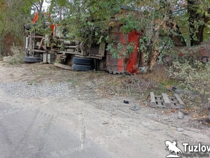 В Новочеркасске перевернулся мусоровоз из Аксая – травмы получили три человека