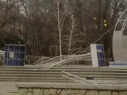 Ветер сдул новогоднее убранство в центре Ростова