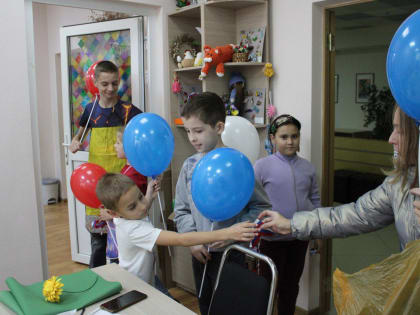 Сотрудники администрации Аксая провели акцию ко Дню народного единства