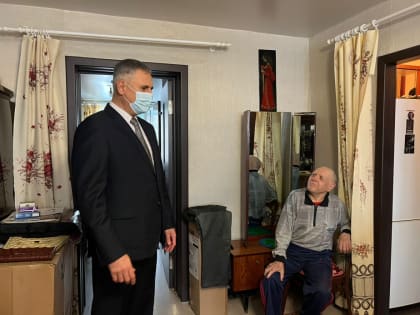 Представители «Единой России» поздравляют ветеранов ВОВ с наступающим Новым годом