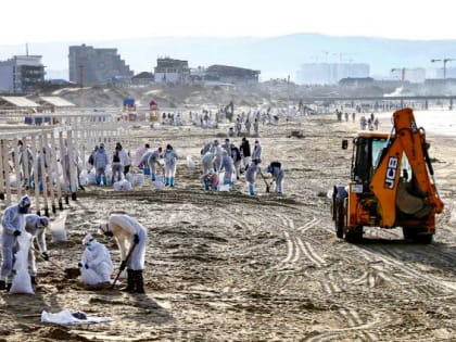 Кондратьев: На морских пляжах зафиксирован выброс мелкой крошки мазута