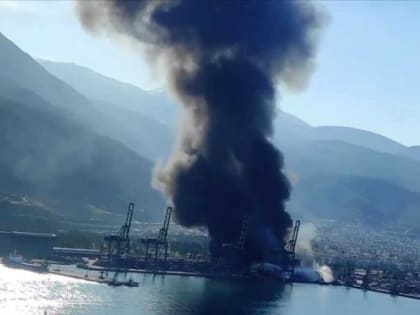 Появилось видео тушения пожара в порту Турции самолетами Бе-200 из Ростовской области