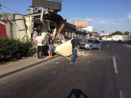 Водитель уснул за рулем, снес ларек с шаурмой и сбил пенсионерку