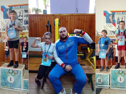 Новочеркасские спортсмены выиграли турнир по тяжелой атлетике в Шахтах