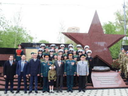 Гирлянду Славы возложили к мемориалу воинам-освободителям на Театральной площади Ростова