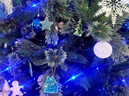 Особенные игрушки украсили елку в администрации Таганрога