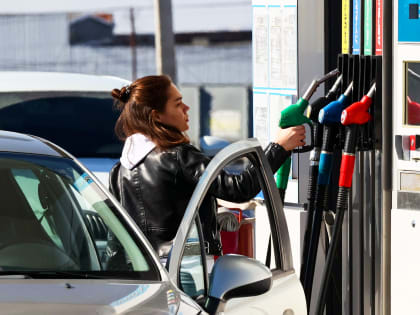 Почему дешевеющая на внутреннем рынке нефть не тянет за собой цены на АЗС