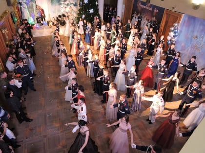 В Шахтинском драматическом театре прошел XVI кадетский Рождественский бал «Юности кадетская звезда»