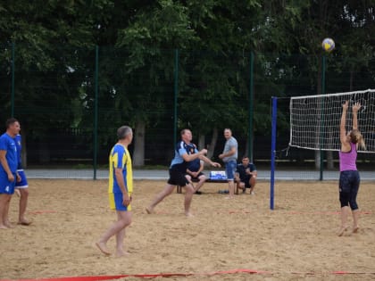 В духе соперничества и дружбы прошел турнир по пляжному волейболу