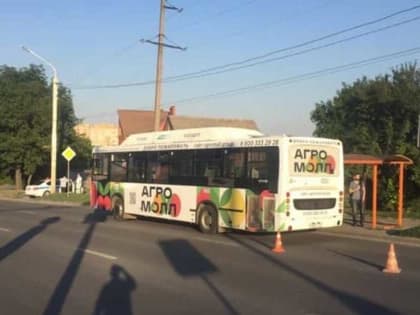 В Ростове автобус сбил 65-летнюю женщину, которой стало плохо на остановке
