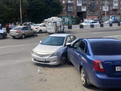 В Ростовской области в массовой аварии пострадали двое
