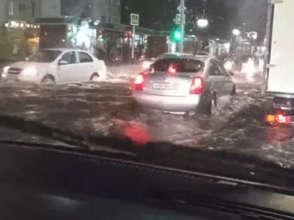В Анапе после залпового ливня началось наводнение