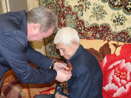 Глава Батайска Роман Волошин вручил юбилейную медаль «80 лет Победы в Великой Отечественной войне 1941-1945 гг.». ветерану Сергею Каруна