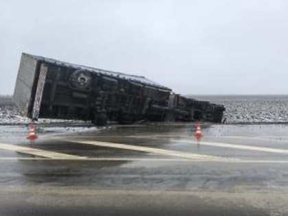 На трассе в Зимовниковском районе перевернулся грузовик с прицепом