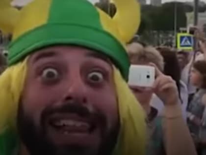 «Подарите мне гражданство, братуха»: болельщик-мем времен ЧМ-2018 в Ростове замечен на матче в РФ