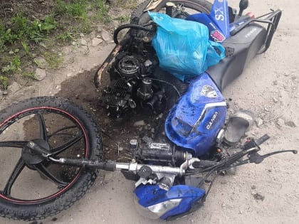 Двое катавшихся на мопеде школьников пострадали в аварии в Ростовской области