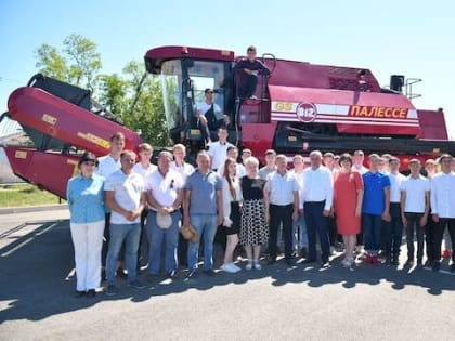 Константиновский технологический техникум получил ключи от новой сельскохозяйственной техники