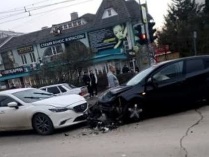 В Волгодонске на Энтузиастов столкнулись три иномарки