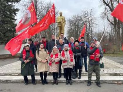 Коммунисты Волгодонска возложили цветы к памятнику Владимира Ленина