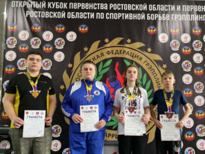 Борцы спортивной школы в составе сборной РО по борьбе грепплинг