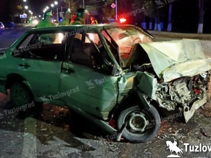 В Новочеркасске водитель ВАЗа отвлекся за рулем и врезался в стоящую перед светофором иномарку