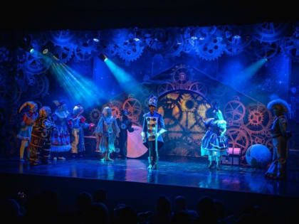 Волгодонск поздравляет молодежный драмтеатр с семилетием и аплодирует!