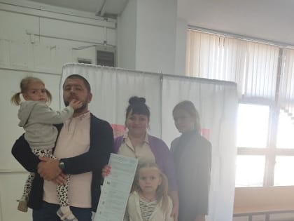 ЖИТЕЛИ МОРОЗОВСКОГО РАЙОНА ГОЛОСУЮТ ВСЕЙ СЕМЬЕЙ