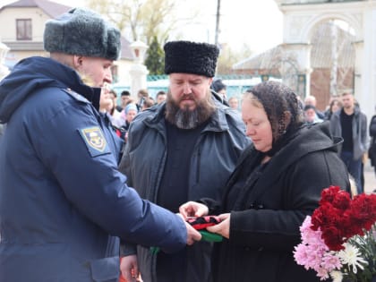 В Батайске родителям погибшего на Украине десантника вручили орден Мужества