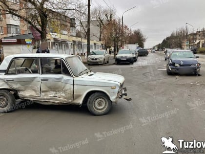 В Новочеркасске 87-летний водитель попал в ДТП, не пропустив при развороте встречную машину
