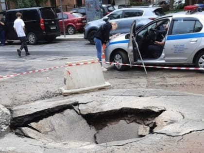 «Метро само строится»: ростовчане обсудили огромную яму в центре города