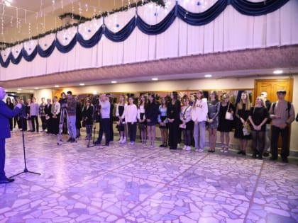 Волгодонск сияет талантом: новогодние ёлки для одарённых детей