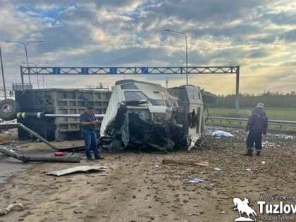 На трассе под Новочеркасском пострадал водитель перевернувшегося тонара с щебнем