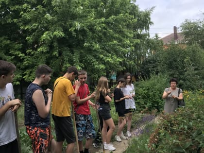 Июньские летние экологические хлопоты: в эколого-биологическом Центре школьники Батайска ухаживали за растениями и питомцами