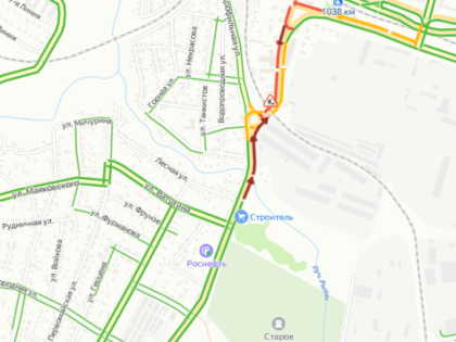 В Каменске-Шахтинском из-за перекрытия ж/д переезда образовалась огромная пробка
