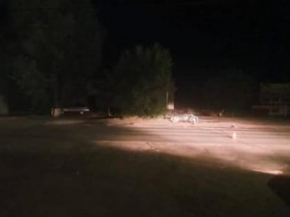 Выехал на встречку: под Сальском иномарка влетела в КамАЗ