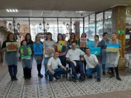 Волгодонский художник Александр Дорофеев провел мастер-класс для мам особенных детей