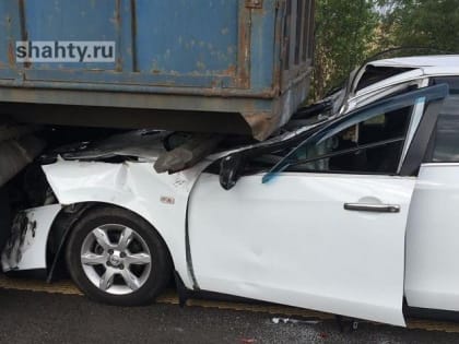 Погибла пассажирка в ДТП на трассе М-4 «Дон»: иномарка влетела под прицеп Камаза с зерном