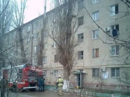 В Волгодонске в многоквартирном доме горел мусор