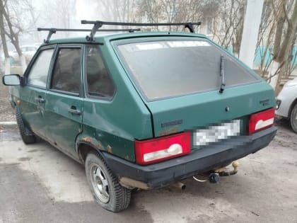 Неизвестный массово проколол шины машин возле площади Дзержинского