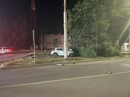 В Ростовской области кроссовер врезался в опору ЛЭП, один человек погиб