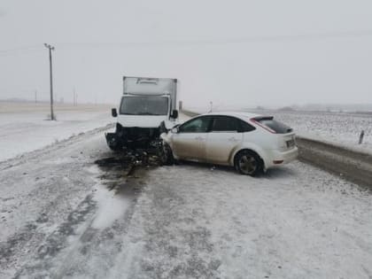 Депутат из Сальска попала в жуткое ДТП на границе Ростовской области. Из-за полученных множественных травм девушку госпитализировали в реанимацию. Врачи пытаются спасти ее жизнь.