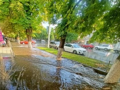 В Новочеркасске после дождя центр города ушел под воду