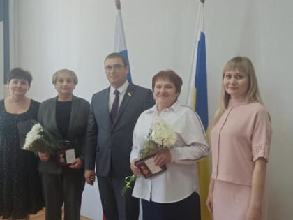 Награждение работников образования памятным знаком «85 лет Ростовской области»