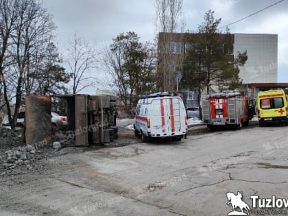 В Новочеркасске на перекрестке перевернулся грузовик, один человек пострадал