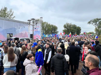 Жители и гости донской столицы поддержали проведение референдумов на митинге-концерте «Своих не бросаем»