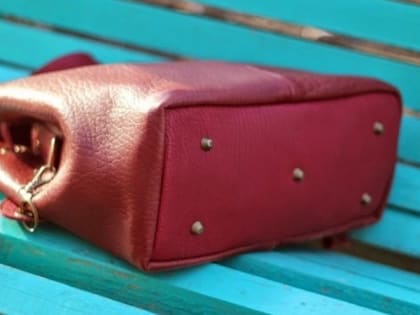 В Новочеркасске мужчина познакомился с женщиной и украл у нее сумку