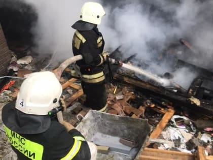 В Таганроге потушили пожар в Большом Садовом переулке