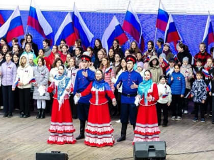 Ростовчане и гости города приняли участие в патриотической акции «Мы вместе»