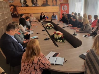 Депутат Госдумы Лариса Тутова передала книги для воспитанников детских садов в ЛНР